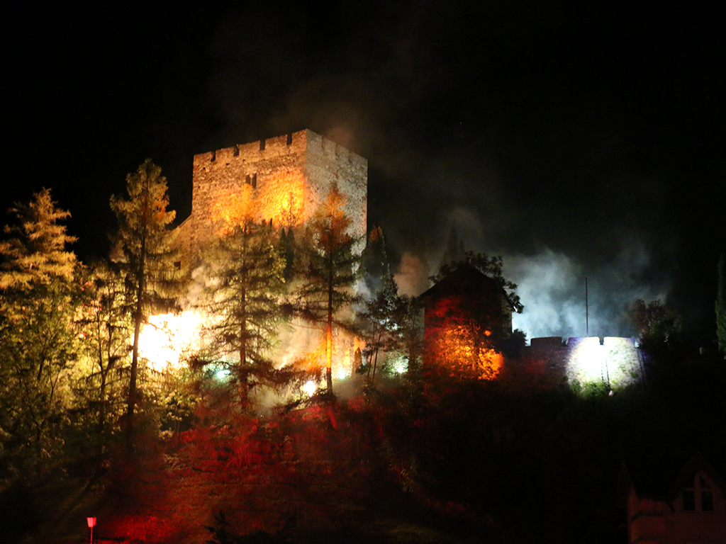 Sommernachtsshow "Die Burg brennt"